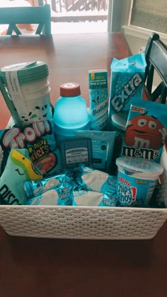 Blue gift basket Favorite Color Basket Gift Ideas, Favorite Color Gift Basket, Pink And Blue Gift Basket Ideas, Blue Birthday Basket Gift Ideas, Gift Baskets Ideas For Friends, Colored Snack Baskets, Basket Bday Gift, One Color Basket Gift, Gift Box Candy Ideas