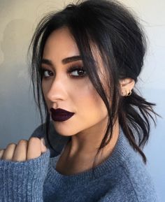 This Lipstick Trend Is Sweeping Hollywood— Here's How To Wear It+#refinery29 Winter Make Up, Mekap Mata, Flot Makeup, Makeup Tip, 얼굴 그리기, Dark Lipstick, Smink Inspiration, Black Lipstick, Beauty Make-up