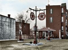 an old fashioned gas station sits in the middle of a deserted area with no cars