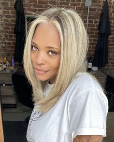 Honey Bleach Blonde Hair, Blonde Straight Hair Black Women, Unique Hair Dye Ideas Blonde, Black Girls Blonde Hair, Ash Blonde Hair Black Women, Unique Hair Dye Ideas, Unique Hair Dye, Natural Hair Blonde, Blonde Hair On Black Women