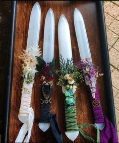 beautiful floral witchy fairy handcrafted botanical decorative daggers in various colors ♡ Diy Athame Witches, Crystal Wand Diy, Romantic Room Ideas, Witchcraft Shop, Witchcraft Altar, Pagan Wedding