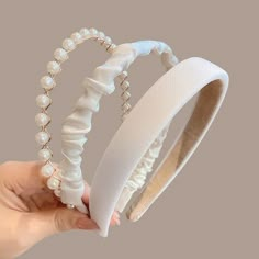 Elegant Headband, Designer Hair Accessories, Hair Accessories Clips, Female Hair, Jewelry Accessories Ideas, Girly Accessories, Pearl Headband, Hair Hoops, Delicate Design