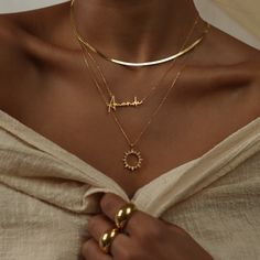 Ušný Piercing, Gold Filigree Necklace, Gold Locket Necklace, Sun Necklace, Gold Name Necklace, Jewelry Fashion Trends, Classy Jewelry, Jewelry Essentials, Gold Necklace Women