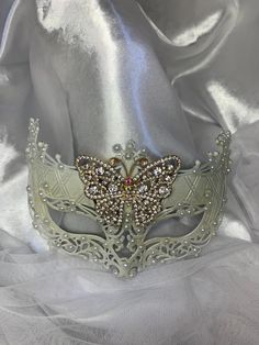 Sparkle butterfly mounted on a pearly mask. Elegant Wedding Masks, Elegant Silver Masks As Gift, Elegant Formal Masks For Carnival, Elegant Formal Mask For Carnival, White Venetian Masquerade Mask As Gift, White Venetian Masquerade Mask For Gift, White Masquerade Mask For Mardi Gras Gift, White Masquerade Mask For Mardi Gras, Elegant Eye Mask For Formal Masquerade