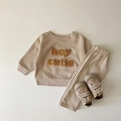 Get your little one dressed in style with this ultra-comfy jogger set. 😍 Made from cotton, it's perfect for those cool autumn days 🍂. The soft O-neck collar and pullover closure ensure a snug fit. Available in beige and khaki, this fashionable set is ideal for any age from 3 to 24 months. 🧶👶🏽 Specifications: Material: Cotton Fabric Type: Combed Cotton Sleeve Length: Long Fit: Fits true to size, take your normal size Season: Spring & Autumn Item Type: Sets Age Range: 3 - 36 months Gender: Ba