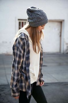 Outfit With Flannel, Wander Outfit, Skater Girl Style, Estilo Hipster, Beanie Outfit, Cream Hoodie, Camping Outfits, Hipster Fashion, 가을 패션