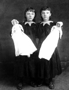 Unknown • Twin Sisters and Dolls (please follow minkshmink on pinterest) #scary Creepy Old Photos, Images Terrifiantes, Vintage Bizarre, Twin Dolls, Vintage Children Photos, Vintage Porcelain Dolls, Creepy Vintage, Creepy Photos, Antique Photography