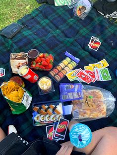 picnic with friends. food. aesthetic Picnic Food Ideas For Friends, Picnic With Friends Ideas, Picnics With Friends, Summer Picnic Activities, Couple Picnic Date Ideas, Picnic Date With Friends, Car Picnic, Lake Picnic