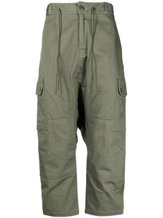 Green Tapered Leg Parachute Pants With Cargo Pockets, Green Parachute Pants With Multiple Pockets And Tapered Leg, Green Cargo Pants With Patch Pockets, Green Cargo Pants With Tapered Leg And Side Pockets, Green Combat Style Parachute Pants With Pockets, Green Combat Parachute Pants With Pockets, Green Utility Cargo Pants With Tapered Leg, Olive Utility Cargo Jeans With Pockets, Green Bottoms With Flap Pockets For Streetwear