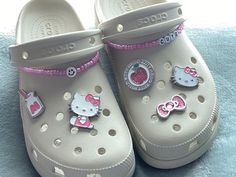 Bone Color Crocs With Charms, Croc Charms Hello Kitty, Cute Croc Ideas, Purple Crocs, Styling Crocs, New Crocs