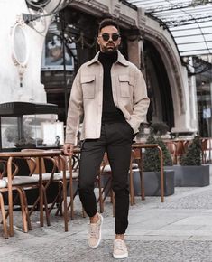 Minimalist Style Men Winter, Brown Trainers Outfit Men, European Fashion Men Winter, Smart Winter Outfit Men, European Mens Fashion Winter, Europe Winter Outfits Men, Mens Overshirt Outfit, Men’s European Fashion, Overshirt Men Outfit