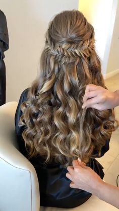 By @samirasjewelry Bridesmade Hair, Sanggul Modern, Formal Hairstyles For Long Hair, Hair Style Vedio, Hair Braid Videos, Long Hair Wedding Styles, Prom Hairstyles For Long Hair, Front Hair Styles, Hair Tutorials For Medium Hair