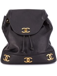 Black caviar leather logo plaque classic backpack from Chanel Pre-Owned featuring a textured leather detail, gold-tone hardware, a back slip pocket, a gold-tone logo plaque, adjustable shoulder straps, foldover top with twist-lock closure, a drawstring fastening and a main internal compartment. Please note that pre-owned items are not new and therefore might have minor imperfections. Classic Backpack With Gold-tone Hardware For Travel, Classic Travel Backpack With Gold-tone Hardware, Classic Leather Backpack With Gold-tone Hardware, Luxury Leather Backpack With Gold-tone Hardware, Elegant Formal Backpack With Gold-tone Hardware, Classic Black Backpack With Gold-tone Hardware, Luxury Backpack With Gold-tone Hardware, Luxury Backpack With Gold-tone Hardware For Formal Occasions, Designer Leather Backpack With Gold-tone Hardware