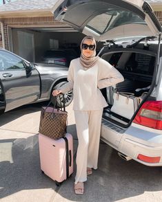 Modest Beach Outfit Hijab, Beach Hijab Outfit Ideas, Beach Outfit Hijab, Leena Snoubar, Modest Beach Outfit, One Set Outfit, Airport Outfit Summer, Air Port Outfit