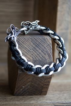 Dragon Heads, Bracelet Rings, Bracelet Viking, Double Dragon, Dragon Bracelet, Men Bracelet, Locking Mechanism, Bracelet Ideas, Paracord Bracelets