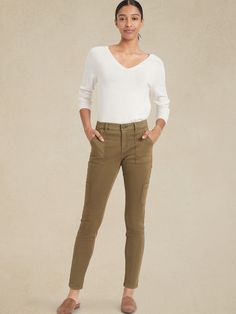 Effortlessly cool, this soft chino fabric stretches without stretching out, maintaining shape for the daily grind or evenings spent under the stars.  SKINNY FIT: A mid-rise skinny pant with perfectly placed back pockets and a curved waistband to fit Fitted Versatile Cargo Pants With Straight Leg, Versatile Fitted Straight Leg Cargo Pants, Fitted Versatile Straight Leg Cargo Pants, Versatile Fitted Cargo Pants, Fitted Versatile Cargo Pants, Chic Mid-rise Cargo Pants For Workwear, Fitted Cargo Pants For Spring Everyday Wear, Fitted Jeggings With Pockets For Fall, Chic Mid-rise Jeggings For Work