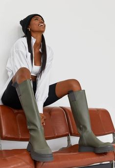 Botas Outfit, Rainboots Outfit, Turtleneck Under, Cold Fashion, Winter Photoshoot, Trending Boots, Fashion Fits, Flat Boots, Boots Outfit