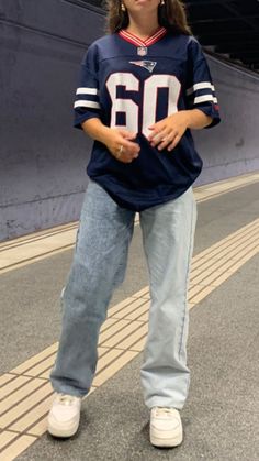 patriots-football-jersey-outfit Pakaian Hipster, Stile Hijab, Looks Pinterest, Outfit Inspo Casual, Jersey Outfit, Tomboy Outfits, Chill Outfits