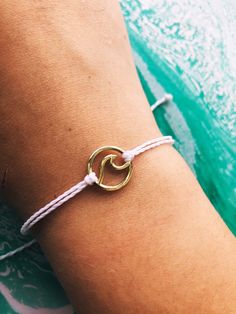 My love for this ocean wave bracelet  is almost as big as my love for the ocean. If you can relate, this bracelet is perfect for an ocean lover like you ! 🌺 a fun way to add a little touch to your daily beach adventure 🌺 🐬ONE SIZE FITS ALL, if you would like this to be an anklet please message me in the "notes to seller" section🐬 🌊 if you would like to create your own bracelet with custom colors please see the "personalization" section to choose up to 3 colors of your choice or leave it simple with one 🌊 🐚 adjustable 🐚 🌸 mermaid approved 🌸 Diy Tote Bag Design, Surfer Jewelry, Wave Bracelet, Surfer Style, Beach Adventure, Diy Tote Bag, Ocean Lover, Ocean Wave, Bracelet Gold