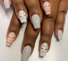 Nails Short Acrylic Christmas, Cute Shirt Christmas Nails, Cute Christmas Nails For Short Nails, Easy Christmas Nail Designs For Beginners, Cute And Simple Christmas Nails, Winter Nails With Designs, December Nails Short, December Nails Acrylic, Christmas Nails Acrylic Short