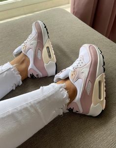 Tennis Nike, Shoe Goals, Wedding Gown Brand, Moda Country, Air Max Shoes, Nike Tennis, Sneaker Games, Girls Sneakers