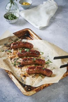 there are four sausages on a tray