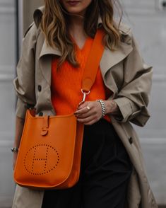 Orange Hermes Bag Outfit, How To Display Bags, Orange Style Outfit, Orange Handbag Outfit, Orange Spring Outfit, Orange Scarf Outfit, Hermes Evelyn Bag