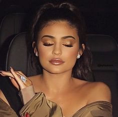 @blessedprincesa ♔ Más Kylie Jenner Hair Color, Kylie Jenner Hair, Lipgloss Makeup