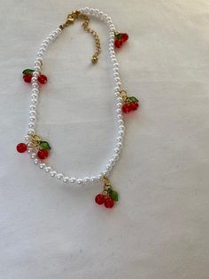 This choker is made of pearl beads and cherry charms. Cherry Jewelry, Cherry Necklace, Bracelets Design, Chocker Necklace, Necklace Beads, Diy Bracelet Designs, Choker Necklaces, Diy Charms, Diy Necklace