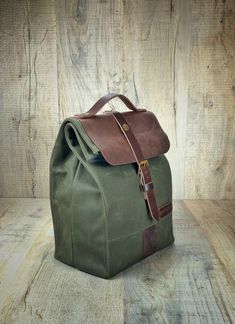 Baltibañas waxed canvas bag with leather flap. This is our Scout lunch bag with a more casual style for all those who like to wear something completely different from the rest, with a more rustic and robust look that will provide a safe storage for your lunch or snack reusing it every day of the week. The Baltibañas lunch bag is a top quality bag with handle, straps and leather details, a bag for all ages perfect for bringing lunch to work, office, university and why not picnic! In Baltibañas we Brown Canvas Bag With Silt Pocket, Green Waxed Canvas Bags With Pockets, Green Waxed Canvas Backpack, Khaki Waxed Finish Standard Backpack, Green Waxed Finish Backpack, School Bag With Leather Handles And Waxed Canvas, Functional School Bag With Waxed Finish, Canvas Lunch Bag, Waxed Canvas Bag