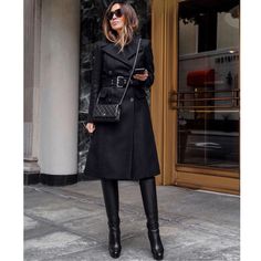 A Classic That Will Last A Life Time. Wear It With Or Without The Belt To Create Different Looks. Look Jean, Stylish Winter Outfits, Wearing All Black, Coat Outfit, All Black Looks, All Black Everything, Layering Outfits, Blazer And Shorts, All Black Outfit