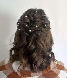 The messy braided crown is a perfect spring hairstyle for those who want a romantic, carefree look. This style involves braiding two sections of hair from either side of your head and pinning them together at the back, creating a “crown” effect. To achieve the messy look, gently tug at the braid to loosen it and allow a few strands to fall naturally around your face. This hairstyle works beautifully for both casual days and special occasions, giving off a whimsical, boho vibe.  . Prom Hair For Short Layered Hair, Braidsmaids Hairstyles Short Hair, Matric Fairwell Hairstyles, Hairstyles For Short Hair For Graduation, Graduation Hair For Short Hair, Graduation Hair Styles Short Hair, Short Hairstyle Women Graduation, Hair Styles For Prom Short Hair, Ball Hairstyles For Short Hair