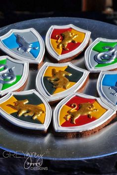 there are six cookies decorated like lions on top of each other in the shape of shield