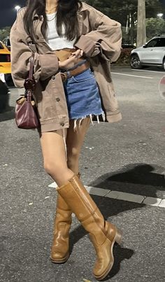 Frye Boots Outfit Aesthetic, Frye Campus Banana Boots, Vintage Brown Boots Outfit, Banana Boots Outfit, Styling Frye Boots, Frye Campus Boots Outfit Style, Yellow Frye Boots Outfit, Frye Campus Banana Outfit, Frye Boots Aesthetic