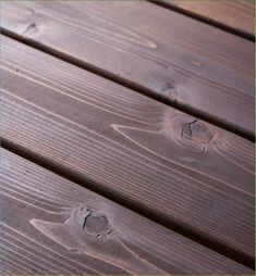 a close up view of the wood grains on a bench