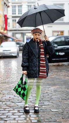 Norwegian Street Style, Crochet Street Style, Fall Street Style 2022, Copenhagen Style Winter, Flats Street Style, Denmark Street Style, Scarfs Winter, Scandinavian Winter, Denmark Fashion