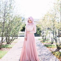 4,485 Likes, 39 Comments - S A I M A K H A N (@saimascorner) on Instagram: “Photography by @aliya.amarsi Hijab from @voilechic Cardigan from @poplook” Saima Khan, Eid Outfits, Hijab Fashionista, Modest Outfit, Date Dresses, Hijabi Girl, Chic Dresses