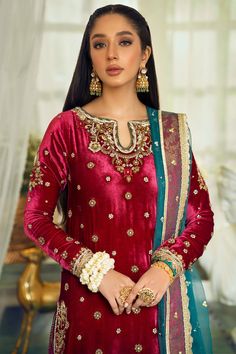 Velvet Kameez, Annus Abrar, Long Kameez, Velvet Dress Designs, Designer Outfit, Kurta Dress, Velvet Shirt, Pakistani Wedding Dresses, Organza Dupatta