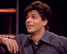 the man is sitting down and talking to someone on the television show srk ep