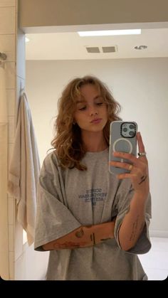 Anna Shumate Hair, Anna Shumate Outfits, Masc Women Haircut, Haircuts For Fine Curly Hair, Naturally Wavy Hair Cuts, Anna Shumatee, Medium Hairstyles For Women, Haircuts With Layers, Masc Women