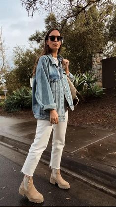 White Jeans Denim Jacket, Jean Jacket With White Jeans, 2023 Denim Jacket Outfit, Style With A Denim Jacket, Fall Outfit With Denim Jacket, Late Twenties Fashion Outfits, Autumn 23 Outfits, Street Jeans Outfit, Fall Easy Outfits