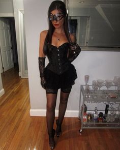 Masquerade Theme Outfit, Vampire Costume Katherine Pierce, Black Corset Vampire Costume, Corset And Skirt Halloween Costumes, Halloween Outfit Brunette, Corset Vampire Outfit, Vampire Costume With Corset, Classy Vampire Costume