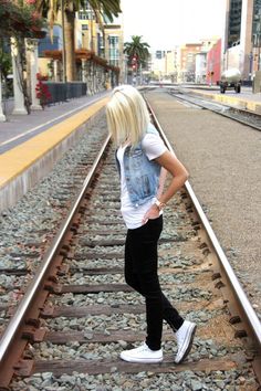 White t-shirt, denim vests, black jeans, and white Converse. Denim Vests, Curvy Petite Fashion, Outfits With Converse, Milan Fashion Weeks, Vest Outfits, Style Outfits