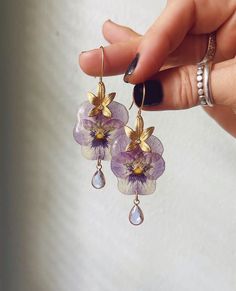 Oak Jewelry, Look 80s, Anting Manik, Real Flower Jewelry, Funky Jewelry, Jewelry Lookbook, Floral Jewellery, Girly Jewelry, Jewelry Inspo