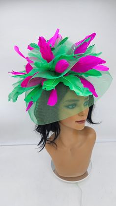 Green and Pink crinoline Fascinator. Beautiful headpiece for bridesmaids and a great accessory for a cocktail party or church outfit.  Comes with a pin or headband for an elegant but secure look.  - Headband and hairclip  - Ready to ship  - Lightweight - Free Shipping - Fast shipping - Customize by adding different color flowers and or feathers Check my store for styles and colors.  Hatsandpearls.etsy.com Find more at my website: Www.hatsandpearls.com  Reach out to me if you can't find what you Church Photoshoot, Fascinator Ideas, Crinoline Fascinator, Art Hats, Kentucky Derby Outfit, Green Dress Outfit, Kelly Green Dresses, Green Fascinator, Cake Custom