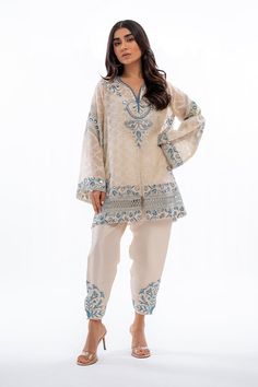 Short Kurti Designs, Sania Maskatiya, Pakistani Kurta, Co Ords Outfits, Simple Kurta Designs, Kurta Style, Aari Embroidery, Designer Dresses Casual, Party Wear Indian Dresses