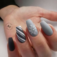 Grey Winter Nail Designs, Grey Holiday Nails, Christmas Matte Nails, Christmas Nails Grey, Gray Christmas Nails, Matte Winter Nails, Grey Winter Nails, Grey Christmas Nails, Balarina Nails