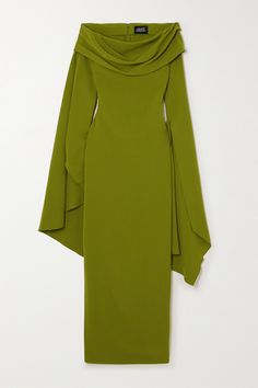 Solace London's 'Arden' dress has a draped off-the-shoulder neckline and waterfall-effect sleeves that create plenty of drama. It's cut from 'Sweet Pea' green crepe in a slim fit that creates and accentuates an hourglass silhouette. The skirt is split at the back, so you can walk a little easier in heels. Epic Costumes, Greek Goddesses, Glamouröse Outfits, Brunch Outfits, Crepe Maxi Dress, Moda Hippie, Solace London, Statement Shoes, Dress Modest