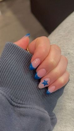 Nail Inspos Back To School, Cute Nails With Stars, Blue Back To School Nails, London Nails Ideas, Star Nail Inspo Acrylic, Cute Star Nail Designs, Blue Nails Ideas Summer, Blue French Tips With Stars, Nail Inspo Trendy Blue