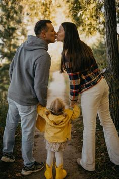 Three Person Family Photos, Autumn Family Photoshoot, Unique Family Photos, Toddler Photoshoot